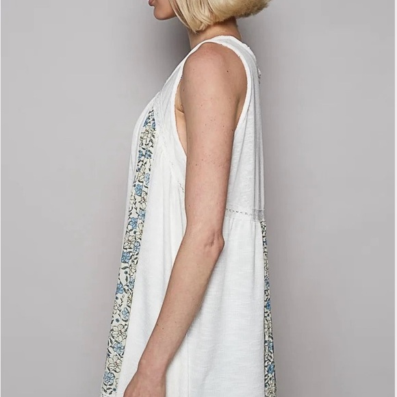 POL NWT V-Neck Sleeveless Tank Top with Lace Detail - Picture 2 of 3